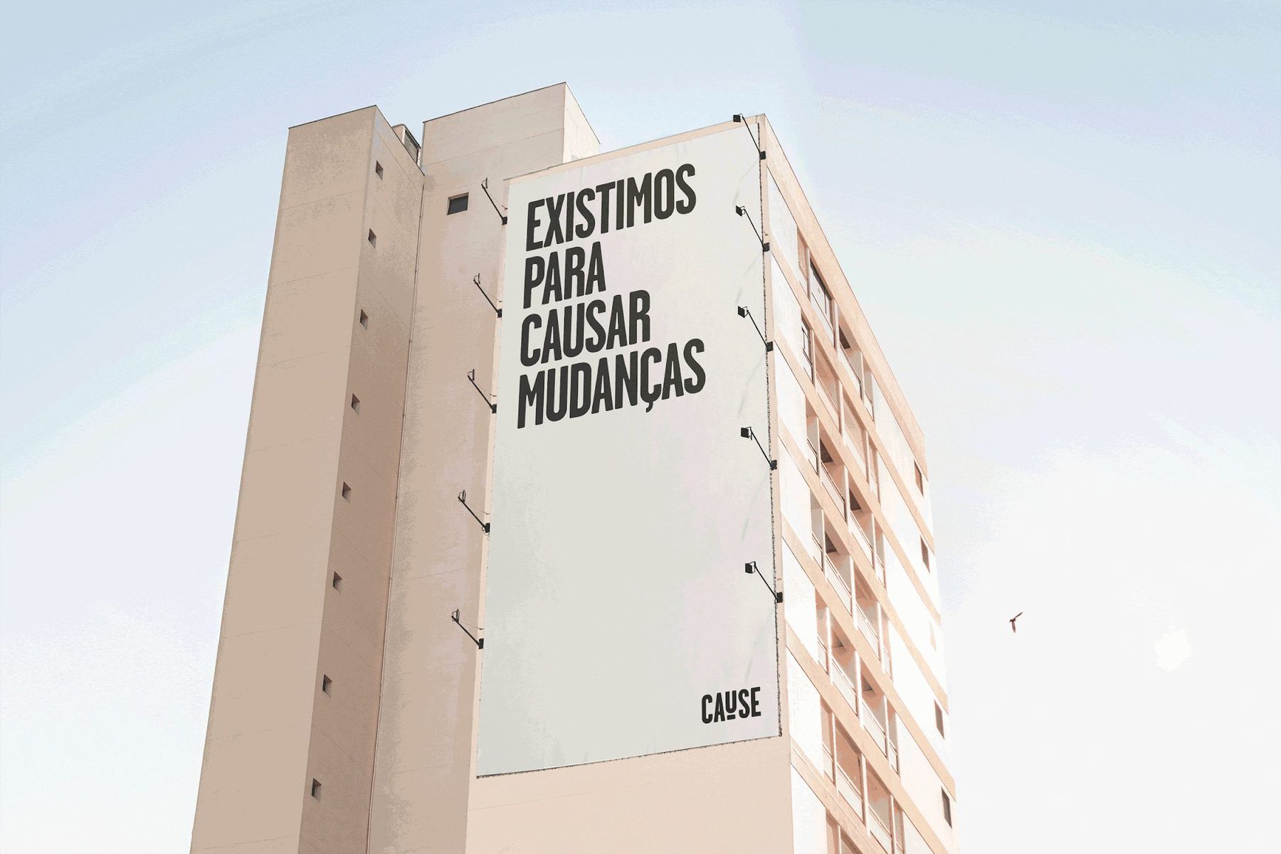 Fachada de prédio com a pintura: Existimos para causar mudanças.