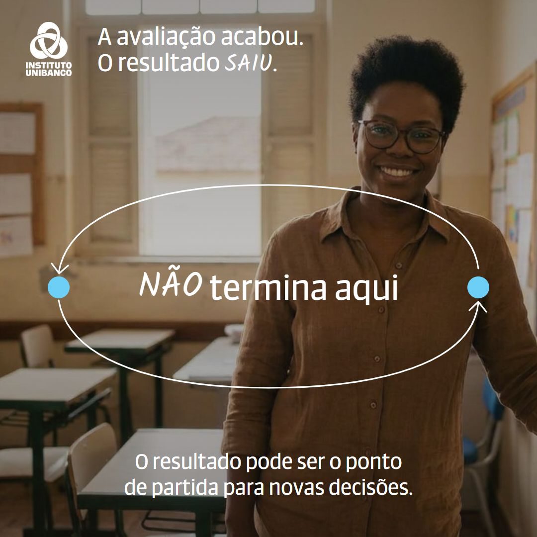 Card, opção 2: A avaliação acabou. O resultado saiu. Não termina aqui. Sobre foto de mulher de pé, sorrindo, dentro da oval.